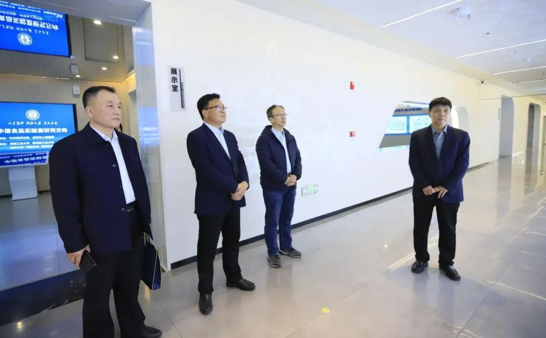 花花牛乳業(yè)集團(tuán)黨委書(shū)記、董事長(zhǎng)唐洪峰一行赴中原食品實(shí)驗(yàn)室同中國(guó)工程院院士、中原食品實(shí)驗(yàn)室主任任發(fā)政座談交流