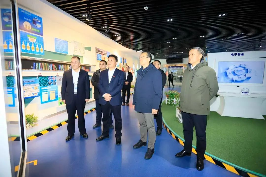 省政府國(guó)資委黨委書記、主任李濤一行到花花牛乳業(yè)集團(tuán)調(diào)研