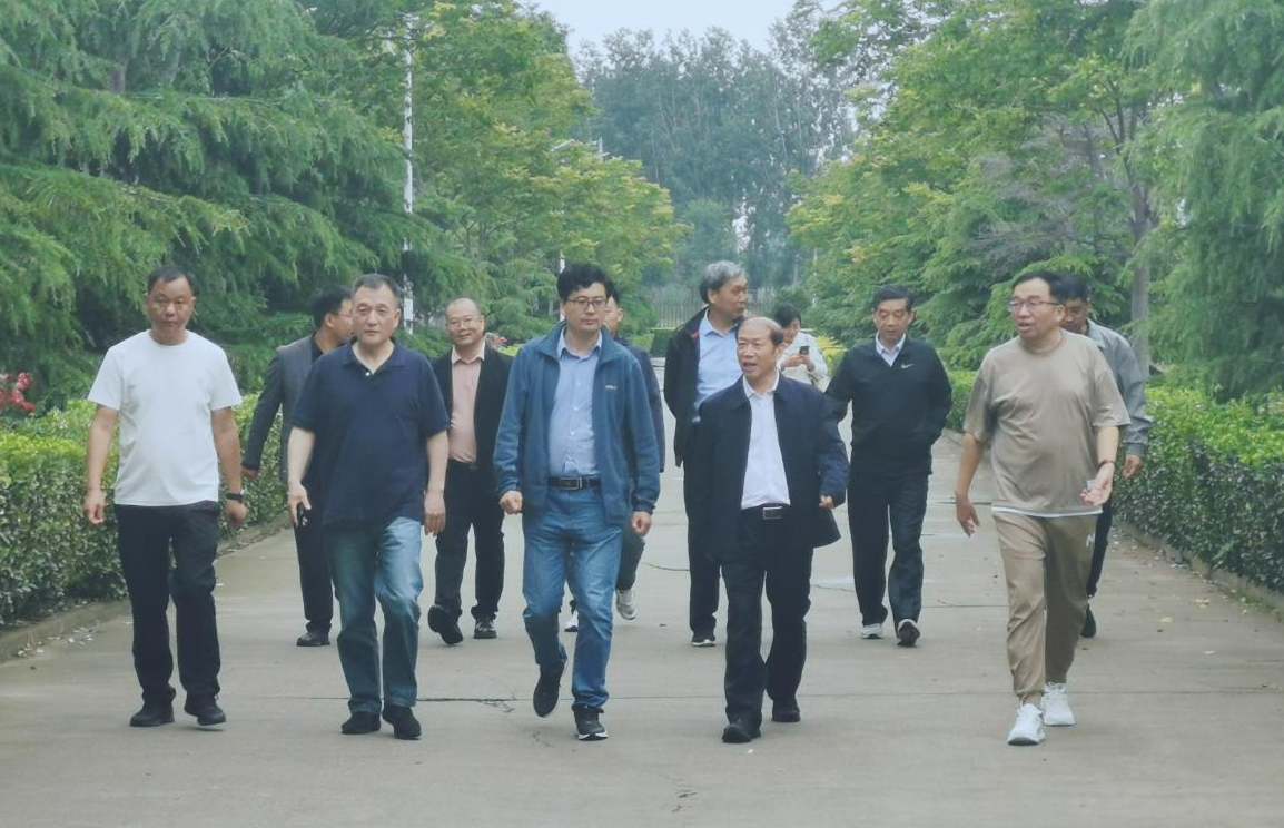花花牛丨河南農(nóng)業(yè)大學(xué)黨委副書記、校長介曉磊一行蒞臨花花牛河南瑞亞參觀調(diào)研