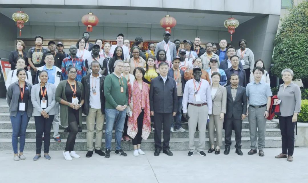 北京大學(xué)南南合作與發(fā)展學(xué)院教授、全球伙伴關(guān)系主任周詠梅一行蒞臨花花牛平輿瑞亞牧業(yè)參觀調(diào)研