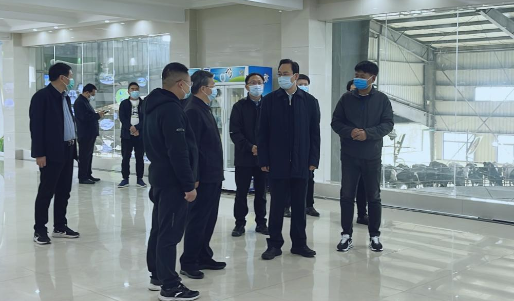 河南省人大常委會(huì)黨組書記、副主任孔昌生蒞臨花花牛魯山瑞亞牧場(chǎng)參觀調(diào)研
