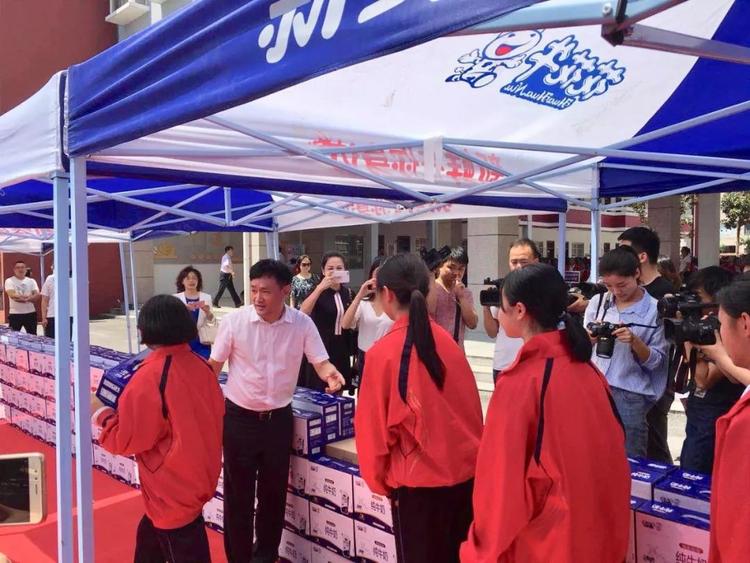 “健康中原，牛奶伴您行——花花牛乳業(yè)集團(tuán)2018中國小康牛奶行動” 公益助學(xué)啟動儀式隆重舉行