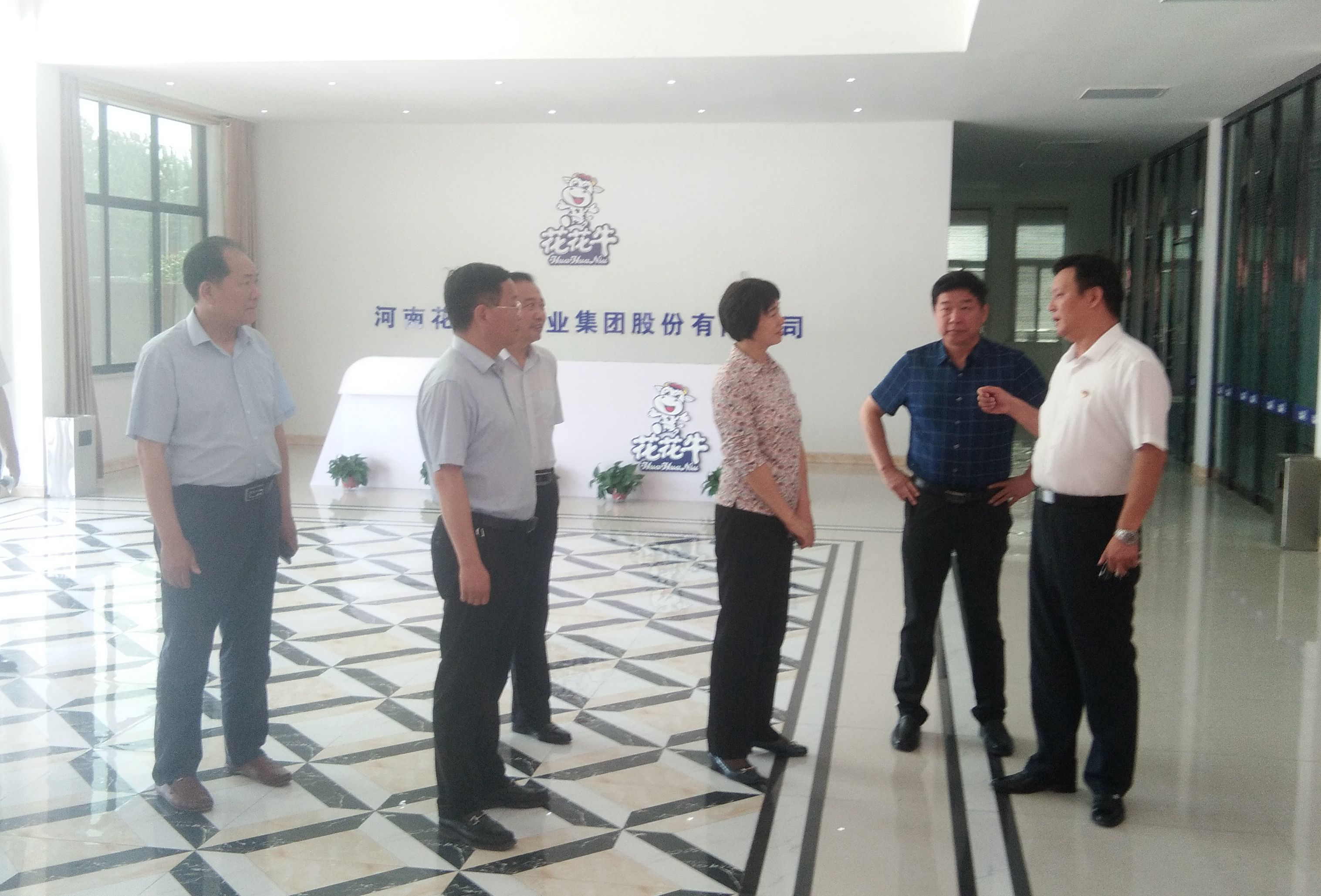 駐馬店市委常委、統(tǒng)戰(zhàn)部長姚新文 蒞臨花花牛乳業(yè)集團(tuán)總部調(diào)研