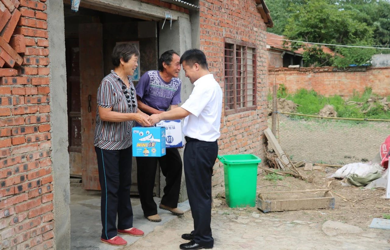 花花牛乳業(yè)集團(tuán)走訪慰問貧困戶 結(jié)對幫扶暖人心