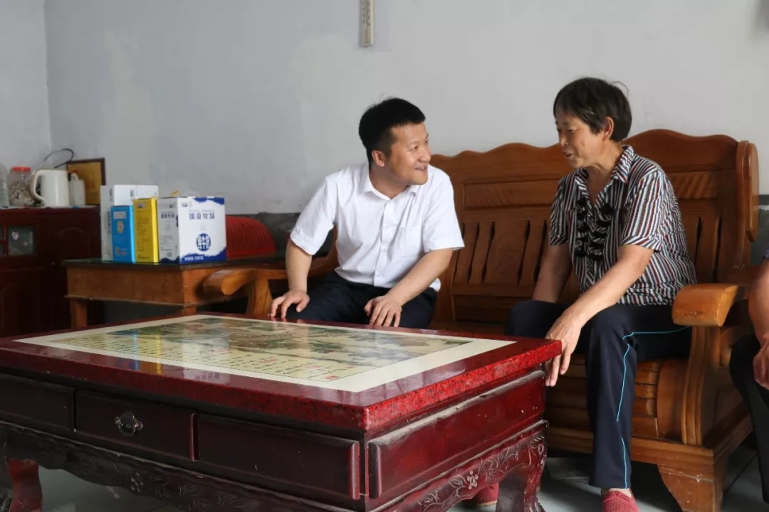 花花牛乳業(yè)集團(tuán)走訪慰問貧困戶 結(jié)對幫扶暖人心