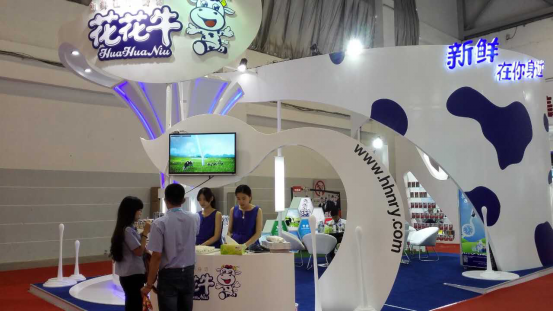花花牛牛氣沖天！農業(yè)部長品嘗“領暢”點贊，又獲國際奶業(yè)平臺青睞