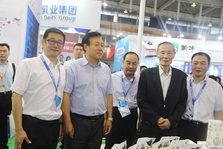 花花牛亮相第八屆中國奶業(yè)大會，又獲農(nóng)業(yè)部長一聲贊！